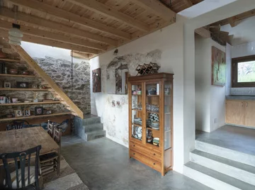 Stone and Water powstał w ruinach XIX-wiecznej strażnicy granicznej. Kamienne mury i współczesna architektura tworzą tu harmonijną całość 