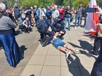 Protest przed Cmentarzem Żołnierzy Radzieckich w Warszawie 