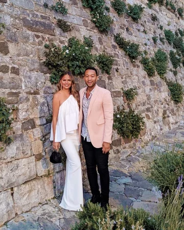 Chrissy Teigen z rodziną 