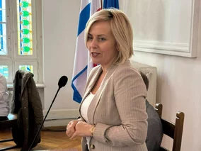 Miniatura: Burzliwe obrady rady miasta. „Niech się...