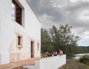 Stone and Water powstał w ruinach XIX-wiecznej strażnicy granicznej. Kamienne mury i współczesna architektura tworzą tu harmonijną całość 