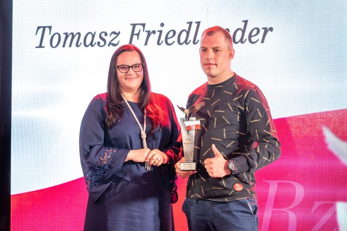 Tomasz Friedlander (z prawej) oraz wręczająca nagrodę Małgorzata Jarosińska-Jedynak