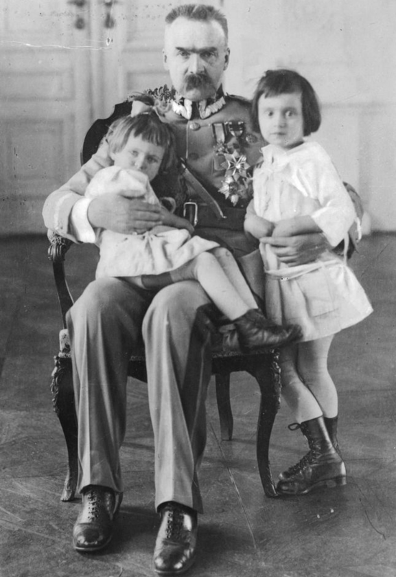 Józef Piłsudski z córkami. Na kolanach marszałka siedzi Jadwiga, obok stoi Wanda. Wilno, 1923 rok. 