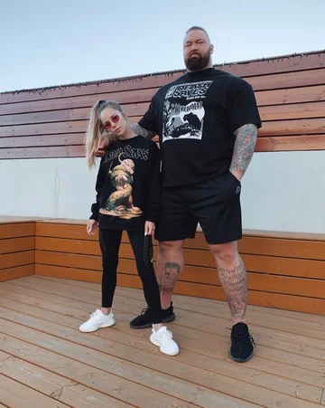 Hafþór Júlíus Björnsson i Kelsey Henson 