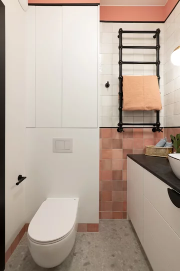 Różowe mieszkanie z miejscem do pracy, projekt KODO KODO, różowe, małe, mieszkanie