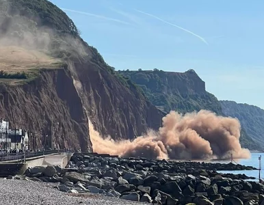 Miniatura: Klif częściowo osunął się na plażę. Mogło...