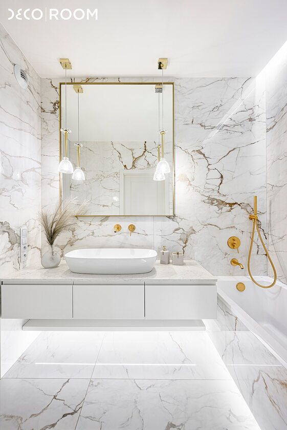 Łazienka wykończona marmurem ze złotymi dodatkami, projekt: Decoroom 