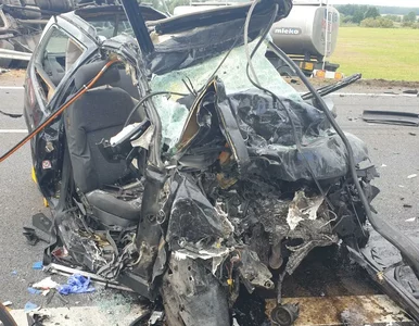 Miniatura: Czołowe zderzenie osobówki z cysterną....