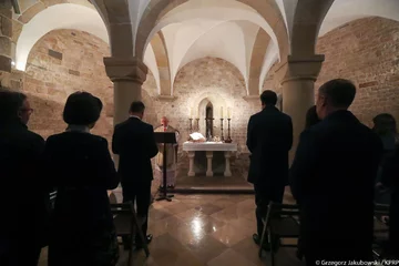 Prezydent Andrzej Duda na Wawelu oddał hołd Parze Prezydenckiej Ś.p. Lech i Maria Kaczyńscy spoczywają w krypcie Katedry Wawelskiej