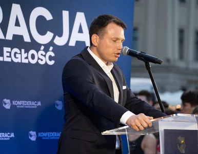 Miniatura: Sławomir Mentzen przed rosyjską ambasadą....