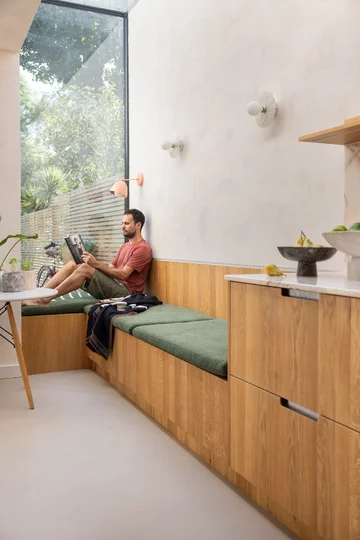 Drewniane meble do kuchni Wnętrze kuchni urządzonej drewnianymi meblami