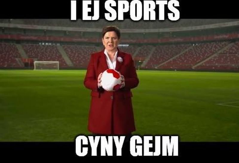 Beata Szydło na stadionie - mem 