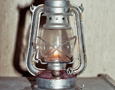 Miniatura: Krosno kusi lampami naftowymi