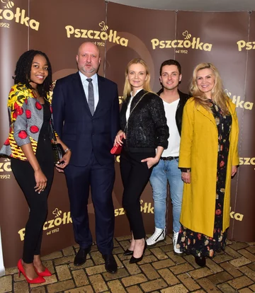 Akcja "Bee smart" - ratujmy pszczoły Akcja "Bee smart"- ratujmy pszczoły. Divine Kitenge Martyńska, prezes Pszczółki Robert Rudnicki, Olga Borys, Aleksander Wróbel i Sylwia Wysocka