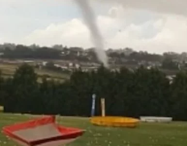 Miniatura: Potężne tornado przedziera się przez...