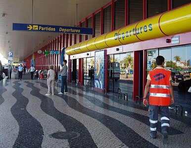 Miniatura: Runął dach portugalskiego lotniska