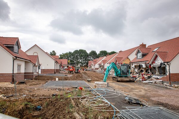 Miniatura: Koparką zniszczył pięć domów. Blisko 19...