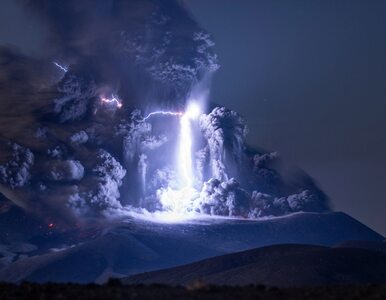Miniatura: Spektakularne zdjęcie wulkanu. Fotograf...