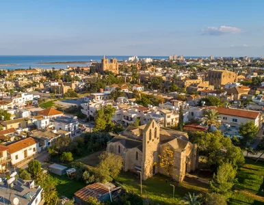 Miniatura: Polacy utknęli w hotelu na Cyprze. Wśród...