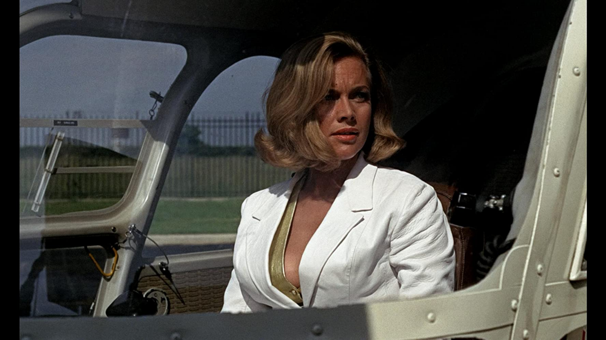 Honor Blackman jako Pussy Galore w filmie „Goldfinger” (1964) 