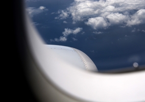 Lotnisko Chopina edukuje. Do czego służy dziurka w oknie samolotu?