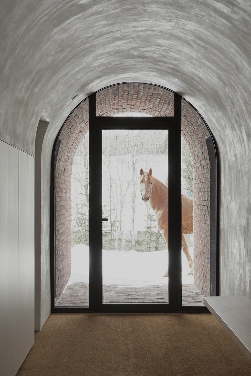 Dom rodzinny z ujeżdżalnią koni, projekt Atelier Barda