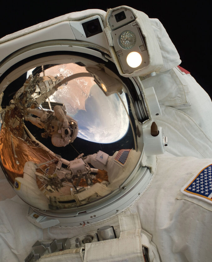 Kosmiczny spacer astronauty Johna Grunsfelda