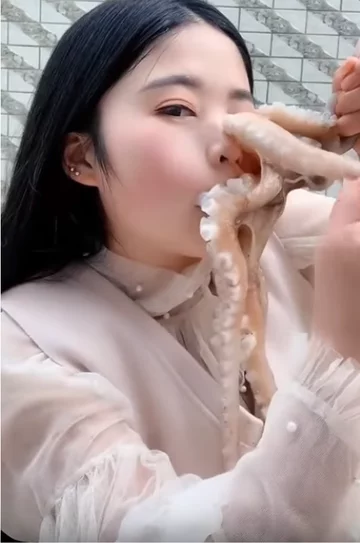 Blogerka walcząca z ośmiornicą 