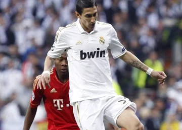 Angel Di Maria walczy o piłkę z Alabą (fot. EPA/ALBERTO MARTIN/PAP)