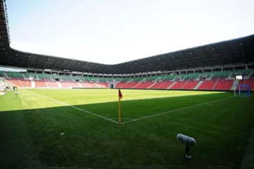 Stadion Miejski w Tychach INFORMACJE O STADIONIE:

Pojemność: 15 023 miejsc,
Oświetlenie: 2000 lx,
Wymiary boiska: 105m x 68m,
Podgrzewana murawa.