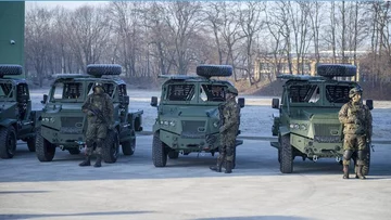 AERO 4x4 AERO 4x4 ma dwie wyciągarki o uciągu 3,5 tony i 2 ton, ma 5-biegową skrzynię manualną, napęd 4x4 z przełożeniem terenowym i blokadę mechanizmu różnicowego.