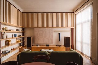 Świetlik jak słońce, kamień jak biżuteria. To wnętrze robi wrażenie. Projekt Wojciech Nowak z NOWW