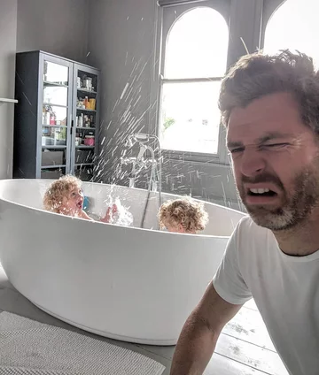 Simon Hooper z rodziną 