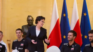 Ewa Kopacz na spotkaniu z siatkarzami (fot. M. Śmiarowski / KPRM)