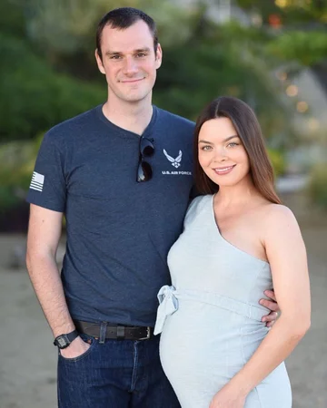 Cooper Hefner i Scarlett Byrne 