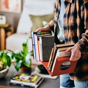 Nowa kolekcja IKEA KOMPISHÄNG powstała z myślą o niewielkich i wynajmowanych mieszkaniach. Meble mają być łatwe do przenoszenia i zmieniać funkcję wraz z potrzebami użytkownika 