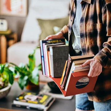 Nowa kolekcja IKEA KOMPISHÄNG powstała z myślą o niewielkich i wynajmowanych mieszkaniach. Meble mają być łatwe do przenoszenia i zmieniać funkcję wraz z potrzebami użytkownika 