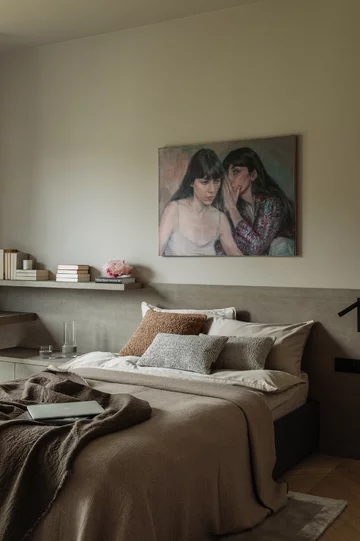 Apartament na warszawskim Mokotowie zaprojektowany przez VIA NOVA – przykład soft architecture, w której technologia KNX, stonowana paleta taupe i konsekwencja materiałowa budują ponadczasowy klimat 