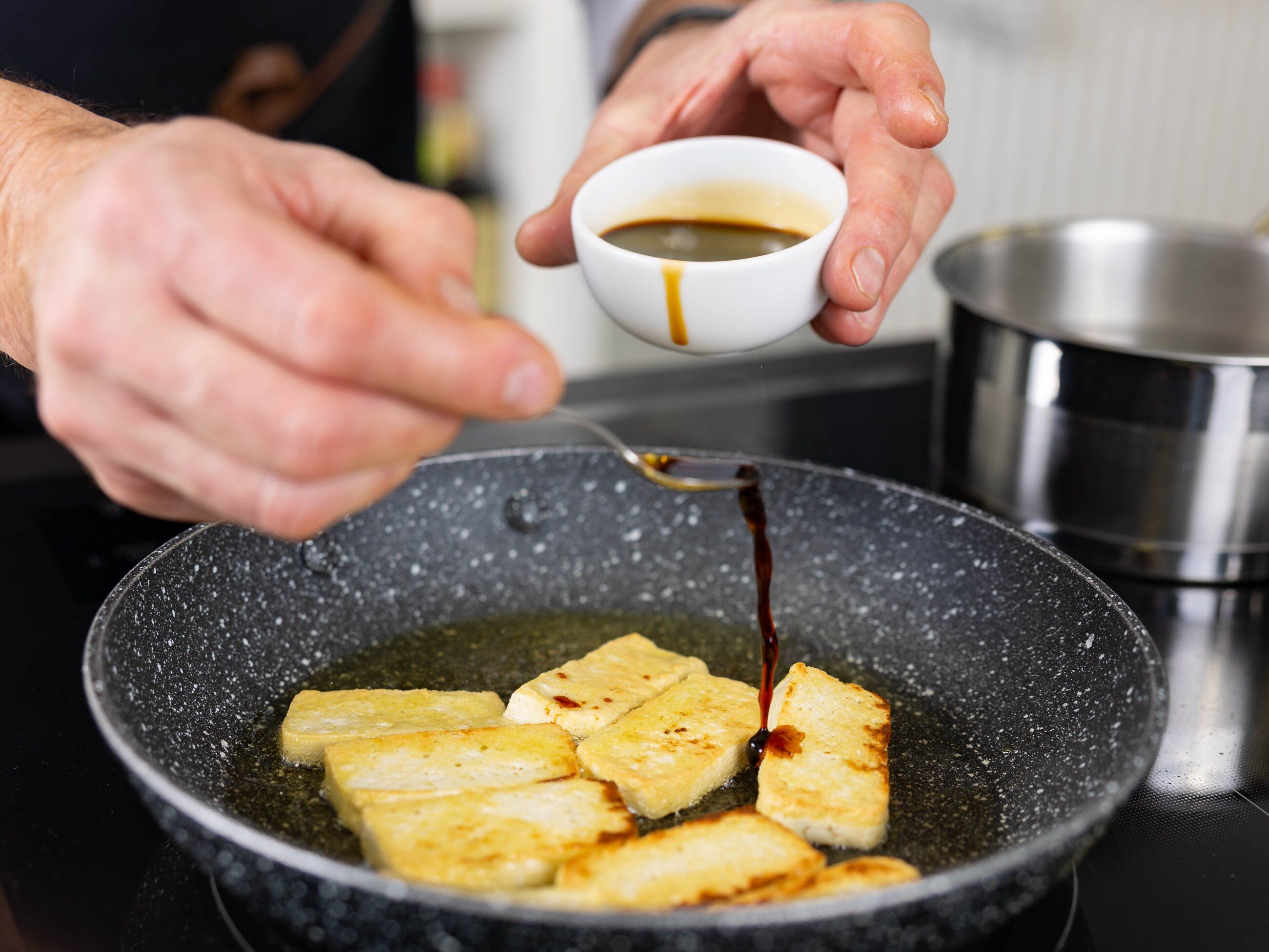 Przygotuj pomidorki i tofu