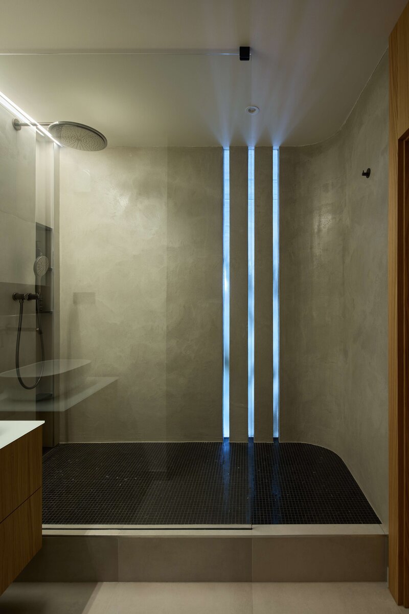 Mieszkanie z niebieską kuchnią, projekt Iva Hajkova Studio