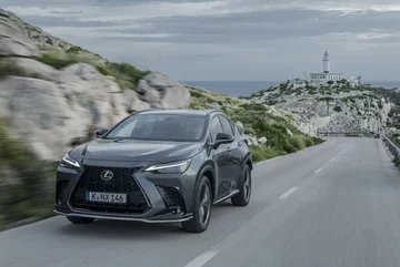 Nowy Lexus NX 450h+ 