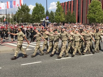 Ramię w ramię z żołnierzami Wojska Polskiego defilują żołnierze wojsk sojuszniczych, którzy na co dzień stacjonują w Polsce 
