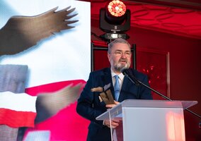 Miniatura: Rozłam w PiS utknął w Brukseli. Karski...