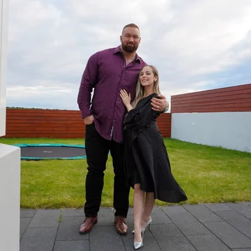 Hafþór Júlíus Björnsson i Kelsey Henson 