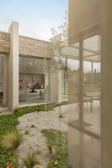 Waniliowy minimalizm w starym wiejskim domu, projekt (ma!ca) V2com, 2926-03, dom, minimalizm, beż