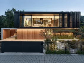 Miniatura: Dom, który znika w naturze. Posiadłość z...