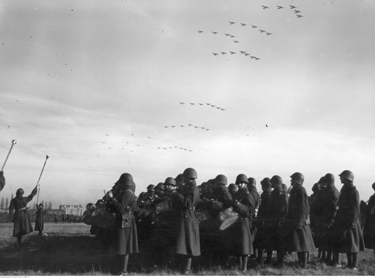 Orkiestra wojskowa na defiladzie na Polu Mokotowskim.Widoczny przelot eskadry 1 Pułku Lotniczego Obchody Święta Niepodległości w 1935 roku