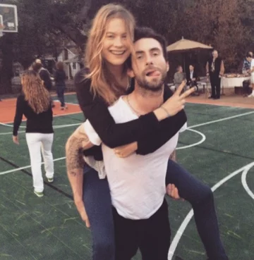 Behati Prinsloo i Adam Levine 