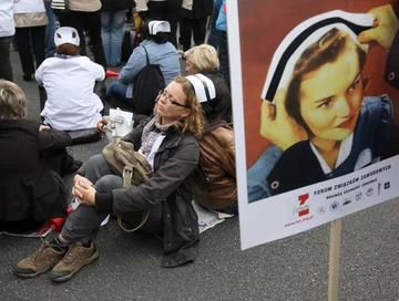 Manifestacja zorganizowana przez Ogólnopolski Związek Zawodowy Pielęgniarek i "Sierpień 80" (fot. PAP/Paweł Supernak)
