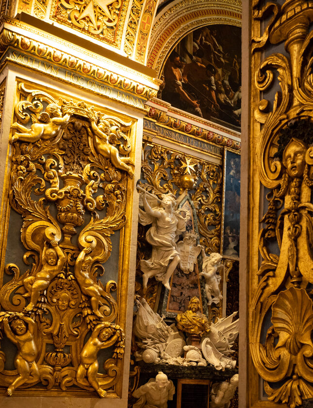 Zdobienia w konkatedrze św. Jana Chrzciciela w Valletcie Poszczególne nawy poświęcone są innym wielkim mistrzom Zakonu Maltańskiego lub fundowane były przez europejskie mocarstwa. Rzeźby i popiersia wykonywane są najczęściej z marmuru, choć znajdziemy również inne materiały.